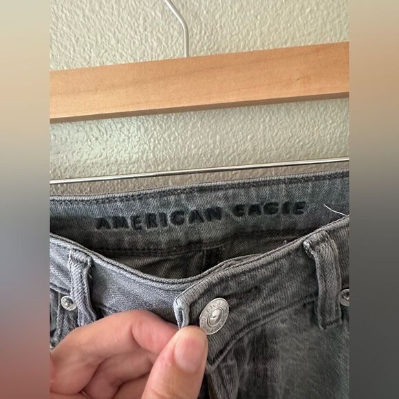 American Eagle Distressed Mom Jean High Waist Grey Wash Denim Tapered Size 6 - Picture 5 of 6